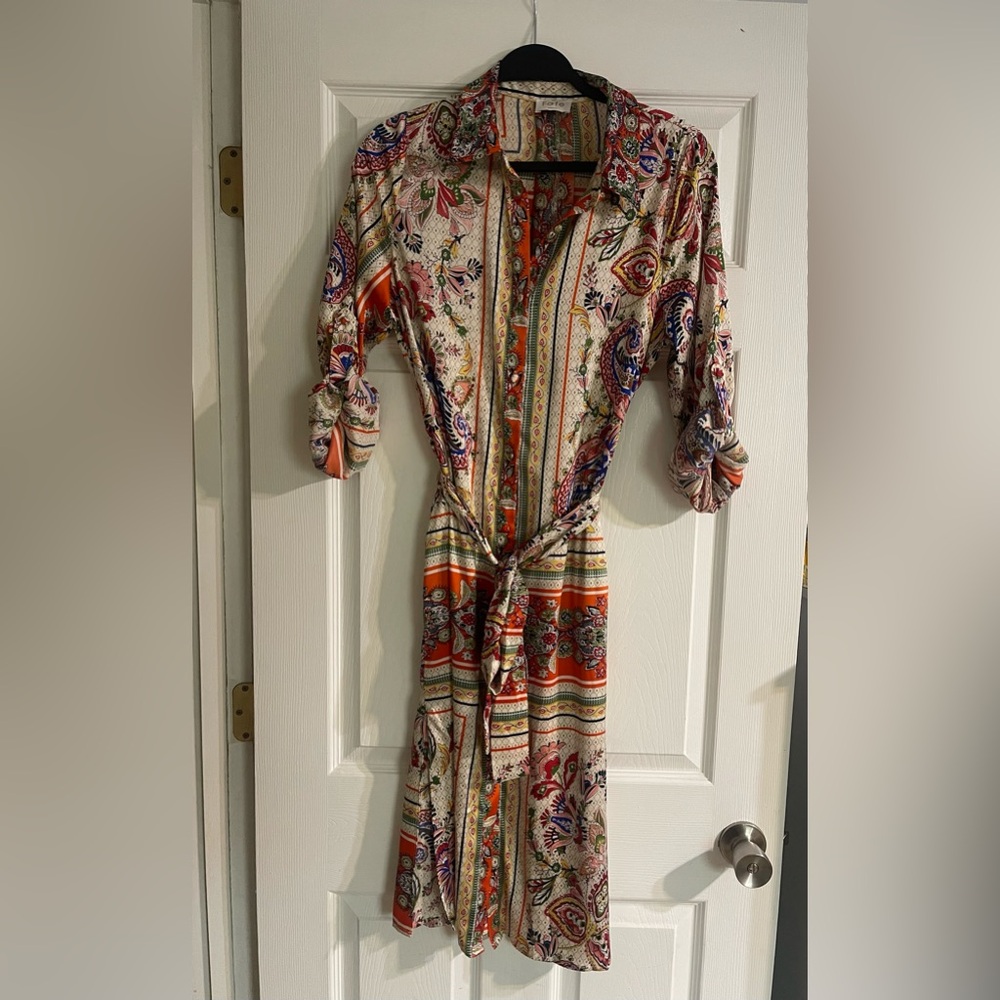NEVER BEEN WORN* Long sleeved paisley FATE button down dress with tie.